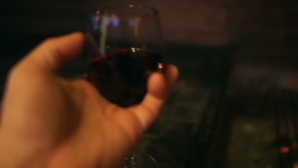 Barbecue met vuur en glas wijn — Stockvideo