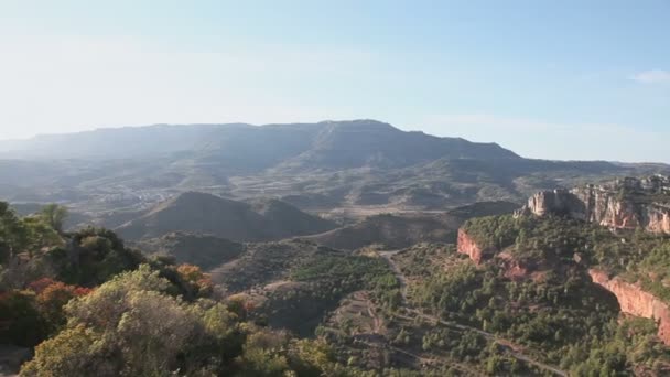 Panoramisch uitzicht op berg canyon met road, siurana, Spanje — Stockvideo