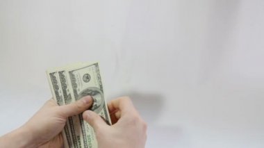 adam beyaz zemin üzerine Amerikan Doları sayma