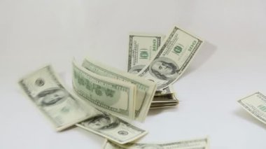 beyaz zemin üzerine düşen Amerikan Doları