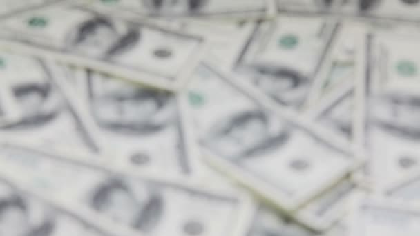 Sich ändernder Fokus auf Haufen mit amerikanischen Dollars — Stockvideo