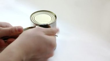 adam açılış metal ile domates sosu ile vintage anahtar olabilir.