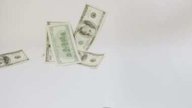 beyaz zemin üzerine düşen Amerikan Doları