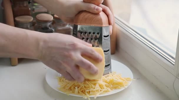 Homem ralando queijo para pizza — Vídeo de Stock