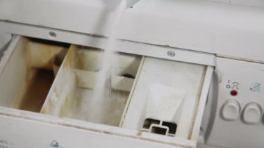 Deterjanlar ile dökülen launderette