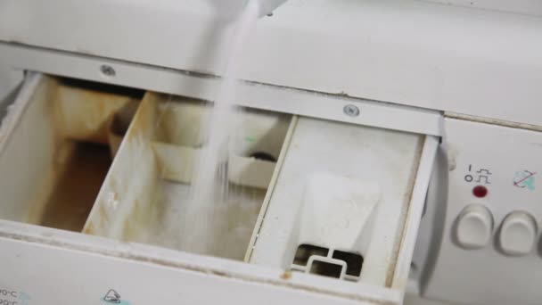 Pouring laundromat with washing powder — Stock Video