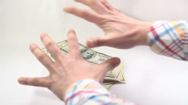 Muž vytáhl z hromady amerických dolarů — Stock video