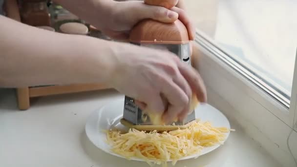 Man grating cheese for pizza, timelapse — Stock Video