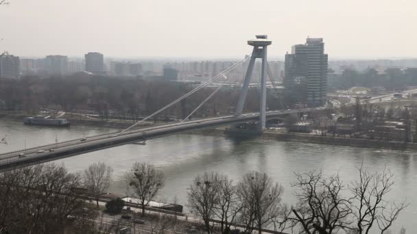 Provoz na mostě přes dunai v Bratislavě, Slovensko — Stock video