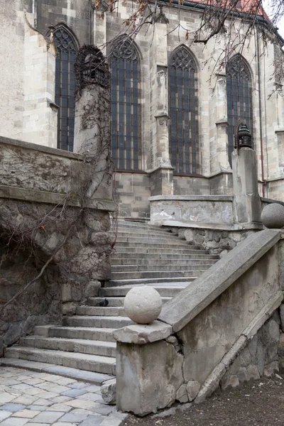 Escadas perto da catedral católica — Fotografia de Stock