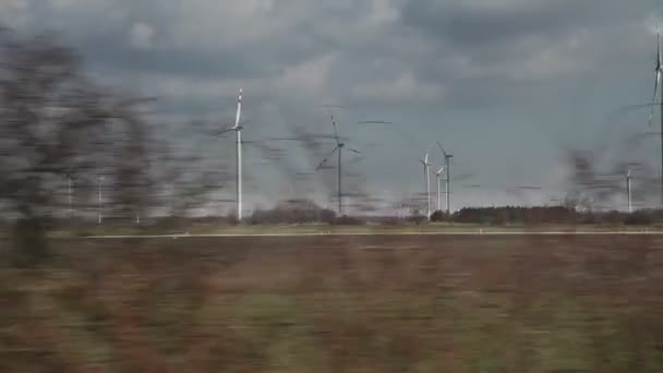 Paisaje rural vista con molinos de viento de tren en movimiento, Austria — Vídeos de Stock