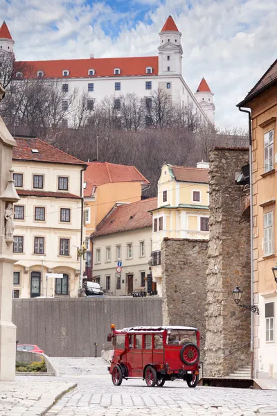 Stary Hrad - antiguo castillo y coche de época — Foto de Stock