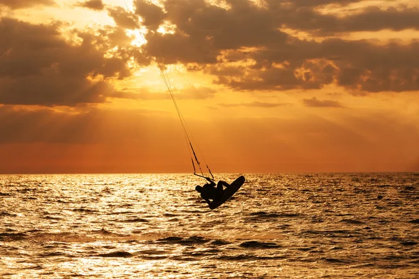 Kite surfare hoppar från vattnet — Stockfoto