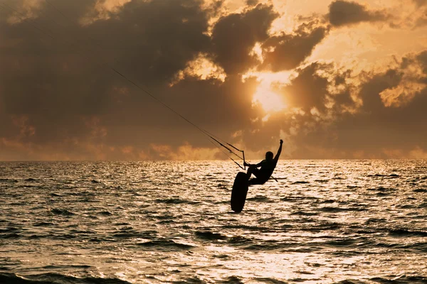 Vlieger surfer springen uit het water Stockafbeelding