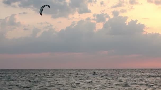 Kite surfer ιστιοπλοΐα στη θάλασσα στο ηλιοβασίλεμα — Αρχείο Βίντεο