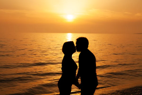 日落时的情侣亲吻 — 图库照片