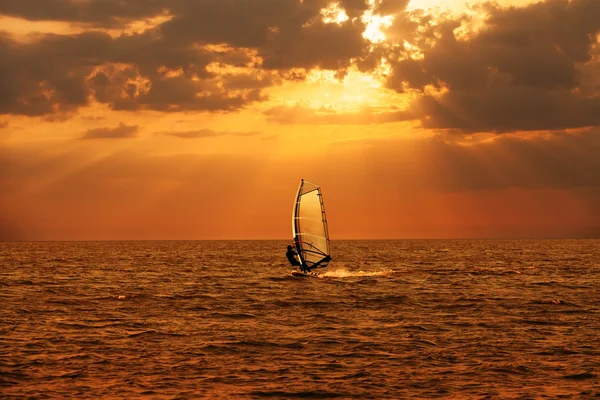 Vindsurfare segling i havet — Stockfoto
