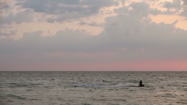 Surfista de cometas navegando en el mar al atardecer — Vídeos de Stock