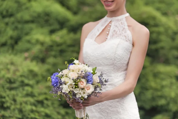 Wedding bouquet in bride's hands — Stock Photo, Image