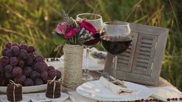 結婚式のテーブルの装飾の設定タイムラプス — ストック動画