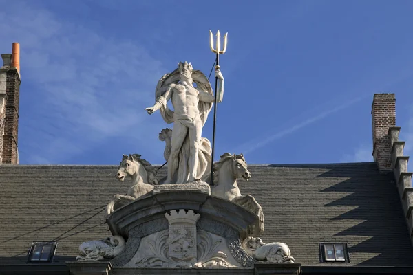 Estátua de Netuno na casa — Fotografia de Stock