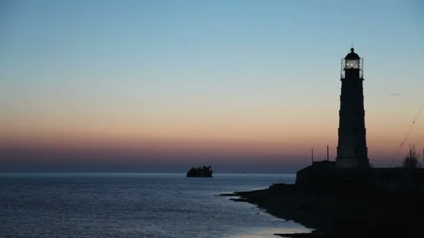 Faro sul bordo dell'acqua vicino al mare al tramonto, timelapse — Video Stock