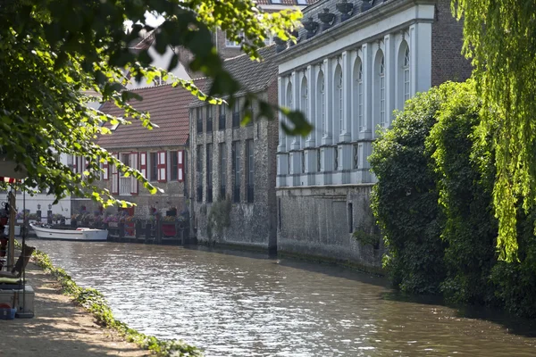 Речной канал и здания Брюгге — стоковое фото