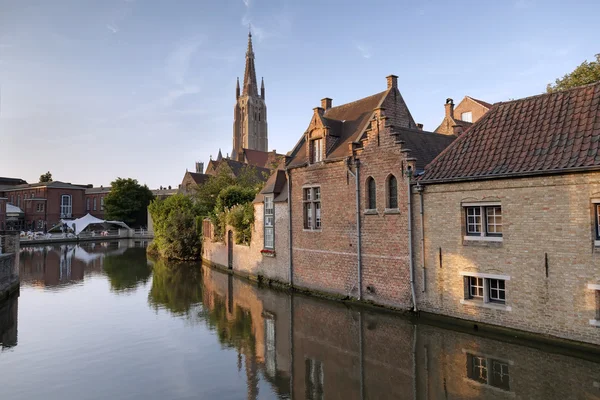 Canal del río y edificios en Brujas —  Fotos de Stock