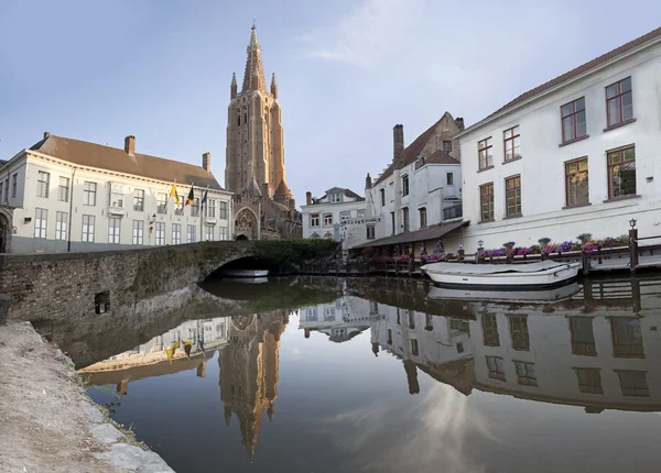 Riviergeul en gebouwen in Brugge — Stockfoto