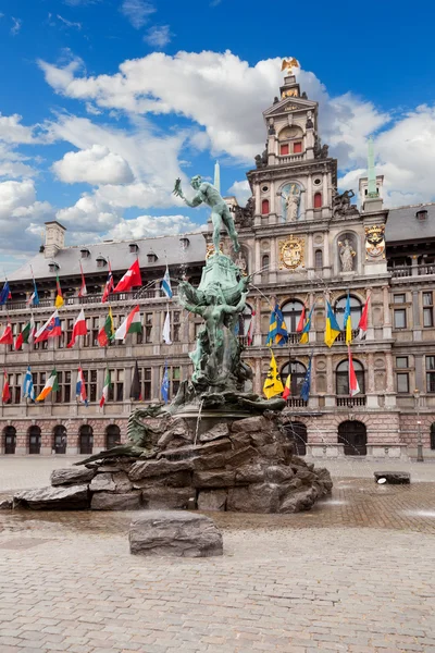 Praça central e estátua de Brabo em Antuérpia — Fotografia de Stock