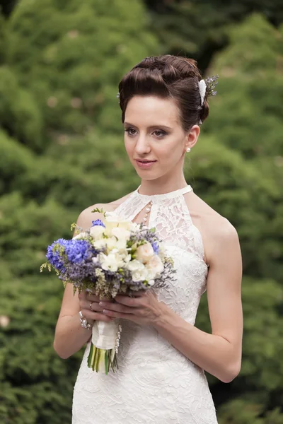 Jeune mariée avec bouquet — Photo