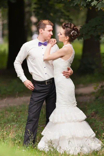 Just married couple in the park — Stock Photo, Image