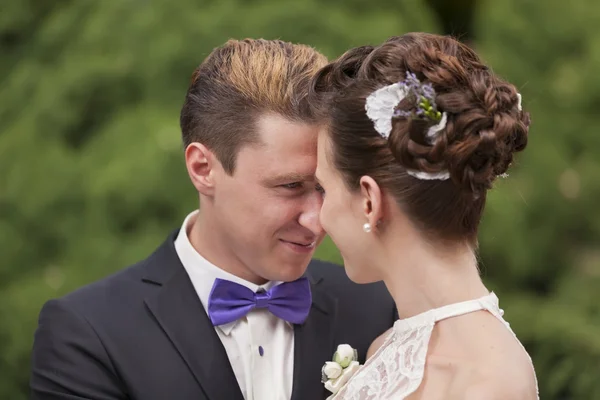 Just married couple kissing — Stock Photo, Image