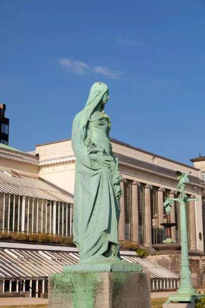 Estátua vintage no parque Botanique — Fotografia de Stock