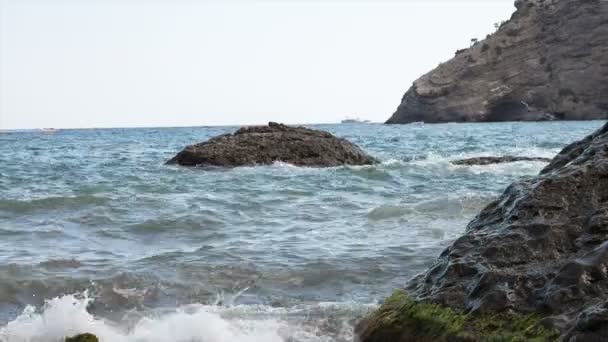 岩の多いビーチで海の波 — ストック動画