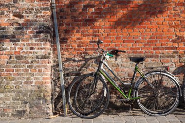 Duvara yakın kaldırımda bisiklet