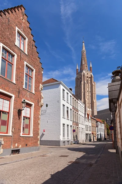 Tower and old houses in Bruges — Stock Photo, Image