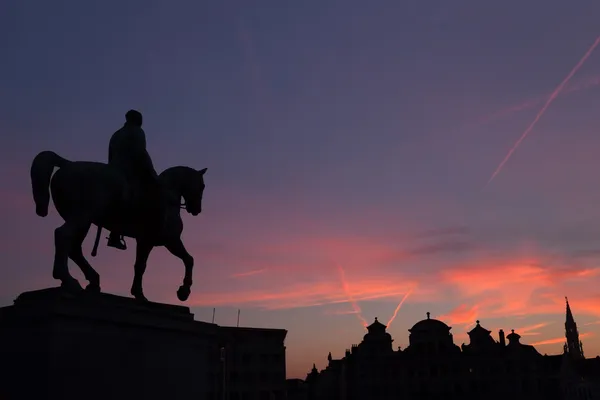 Estátua do rei Alberto I ao pôr-do-sol no cavalo — Fotografia de Stock