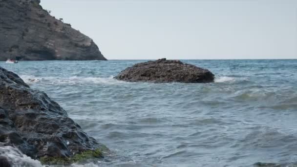 Las olas del mar en la playa rocosa — Vídeos de Stock