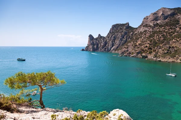 Yacht dans la lagune de la mer — Photo