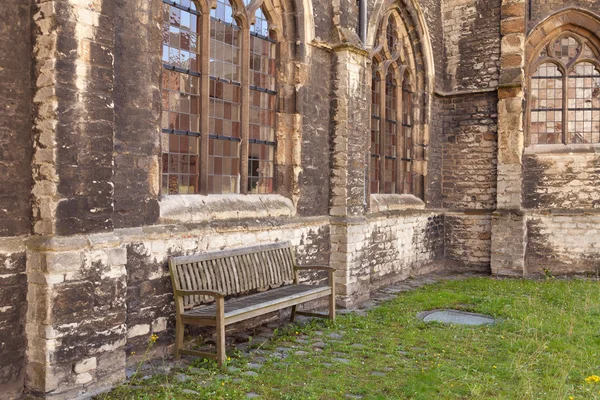 Giardino abbaziale medievale con panca in legno — Foto Stock