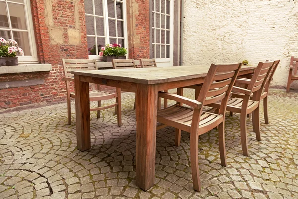 Tisch und Stühle im Innenhof — Stockfoto
