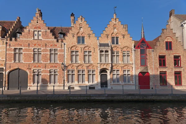 Riviergeul en gebouwen in Brugge — Stockfoto