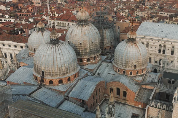San marco basiliek koepels en daken van Venetiaanse huizen — Stockfoto