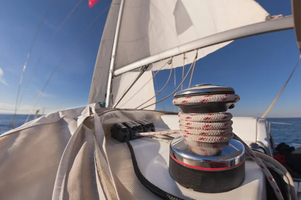 Winch with rope on sailing boat — Stock Photo, Image