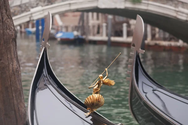 Dos góndola en Venecia cerca del muelle — Foto de Stock