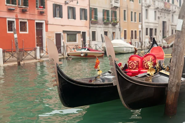 桟橋の近くヴェネツィアの 2 つのゴンドラ — ストック写真