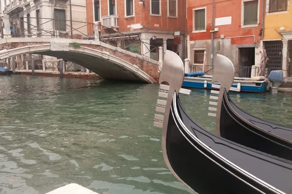 Duas gôndolas em Veneza perto do cais — Fotografia de Stock