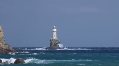 dalgalar altında fırtınalı denizde rock deniz feneri