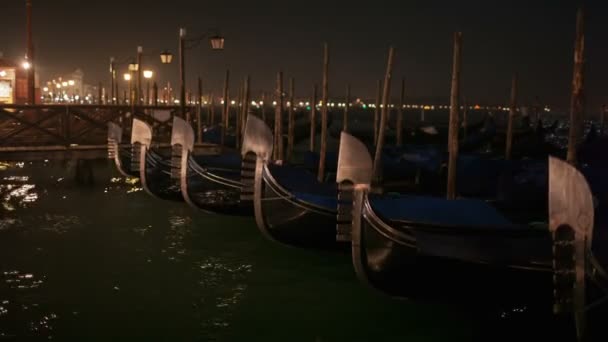 Góndolas venecianas atadas cerca del muelle en la plaza San Marco, Venecia, Italia — Vídeos de Stock